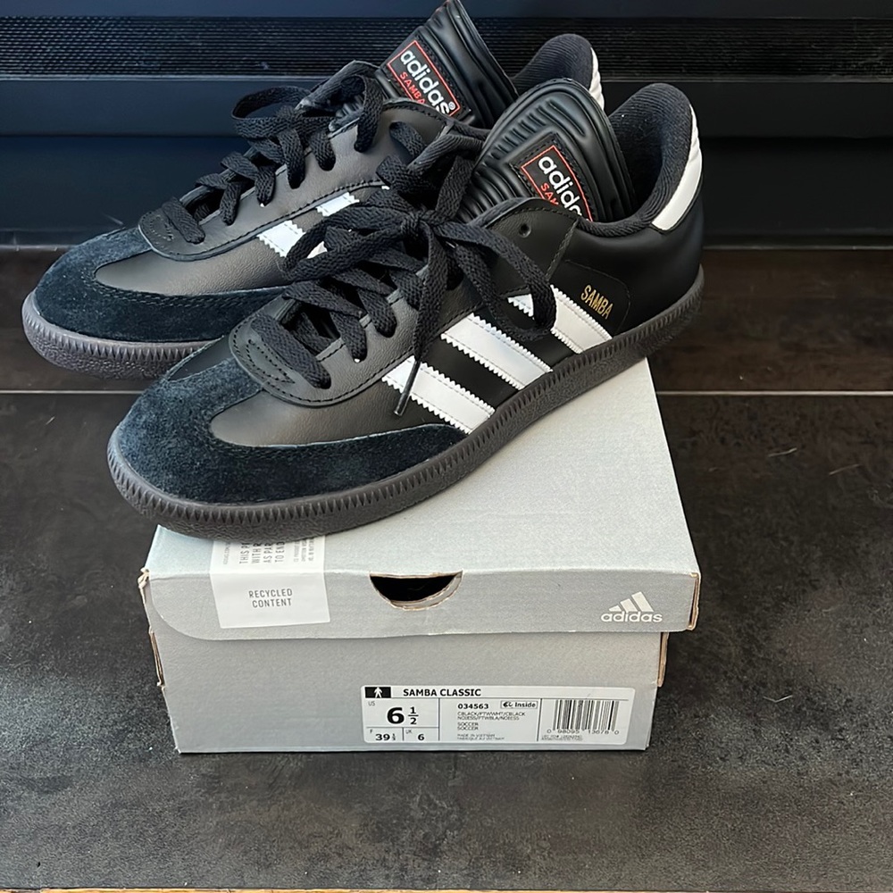 NWT Adidas sambas classic sneakers